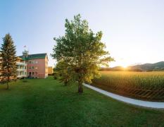 Aussenansicht des Ring Bio-Hotels Wilfinger bei Sonnenaufgang