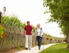 Ein Paar beim Nordic Walking in der Nähe des Ring Bio-Hotels Wilfinger
