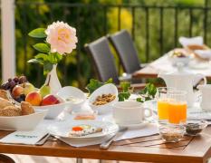 Gedeckter Frühstückstisch im Wilfinger Thermal Biodorf
