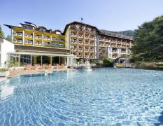 Blick auf das Hotel und den Pool des DAS RONACHER Thermal und Spa Resort