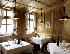 Restaurant des Almwellness-Resorts Tuffbad mit eingedeckten Tischen
