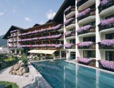 Aussenansicht und Aussenpool im Hotel Kirchheimerhof