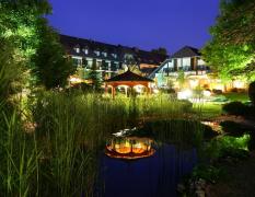 Gartenteich bei Nacht im Romantik Hotel im Park