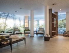Blick in den Ruheraum im Wellnessbereich des Hotels Rauriserhof