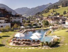 Gartenansicht mit Naturschwimmteich im Hotel Nesslerhof