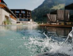 Detailsansicht des Teiches des Hotels Nesslerhof