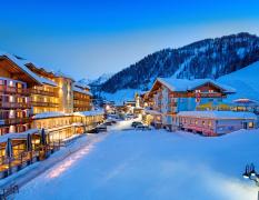 Aussenansicht im Winter des Familienhotels Zauchenseehof
