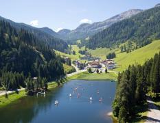 Blick in die Umgebung mit See im Familienhotel Zauchenseehof