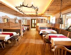 Blick in das Restaurant mit Holztäfelung im Familienhotel Zauchenseehof