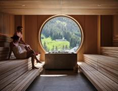 Zwei Gäste in der Sauna mit Ausblick im Sporthotel Wagrain