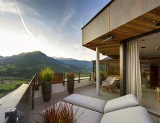 Aussicht von der Terrasse des Aktivhotels Alpendorf in die umliegende Natur