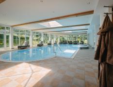 Innenpool mit Liegen im Hotel Vitalquelle Montafon