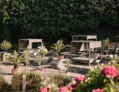 Garten mit Sonneninseln und Liegeflächen im Hotel Vitalquelle Montafon