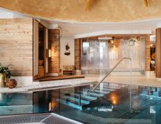 Innenpool im Spa des Hotels Bergergut