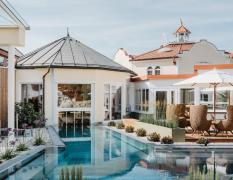 Aussenpool mit mehreren Sitzgelegenheiten im Hotel Bergergut