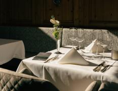 Blick auf einen gedeckten Tisch im Restaurant des Gourmet und Wine Hotels Austria