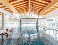 Gäste im Indoorpool des DAS WALCHSEE Sportresorts