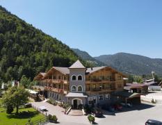 Aussenansicht des Landhotels Strasserwirt im Sommer
