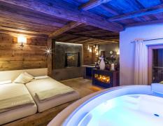 Private Spa Suite mit Whirlpool und Entspannungsliegen im SPA-Hotel Jagdhof