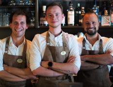 Drei der Mitarbeiter an der Bar des Hotels und Wirtshauses Post
