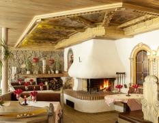 Lounge mit offenem Kamin im Raffls Hotel