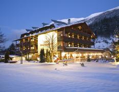 Aussenansicht des Kulinarik und Genießerhotels Alpin im Winter