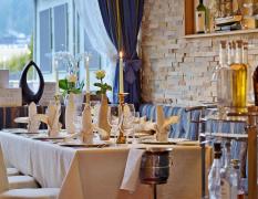 Ein festliche eingedeckter Tisch für 10 Personen im Restaurant des Kulinarik und Genießerhotels Alpin