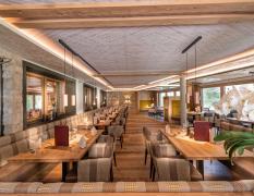 Blick in den geräumigen Speisesaal des Alpinhotels berghaus spa