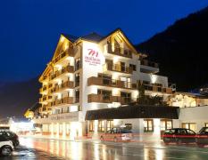 Aussenansicht bei Nacht des Mallaun Hotels