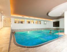 Gäste im Schwimmbad des Hotels Mallaun