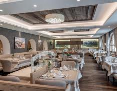 Blick in das elegante Restaurant mit gedeckten Tischen im Wellness und Relax Hotel Milderer Hof