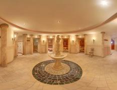 Blick in das Zentrum des Wellnessbereiches des Hotels Das Schlössl
