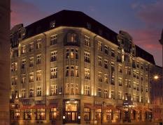 Aussenansicht des Art Deco Imperial Hotels Prag bei Nacht 