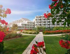 Garten mit vielen Rosen im Laguna Garden Hotel