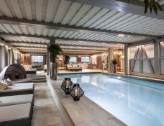 Innenpool mit Entspannungsliegen und Ruhecocoons im Romantik Hotel Stafler