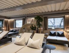 Ruheraum mit diversen Liegen im Romantik Hotel Stafler
