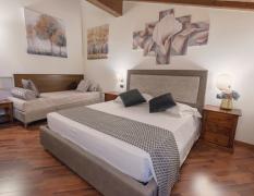 Doppelzimmer mit dezentem Dekor in der Villa Cariola