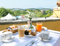 Gedeckter Frühstückstisch mit Ausblick auf die Umgebung aus der Villa Cariola