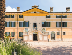 Blick auf die Ballustrade des historischen Gebäudes der Villa Cariola