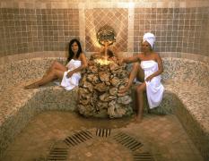 Zwei Gäste mit Handtuch im Dampfbad des Wellness Hotels Terme delle Nazioni