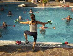 Eine Trainerin und Gäste bei der Aquagymnastik im Wellness Hotel Terme delle Nazioni