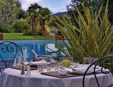 Ein feierlich gedeckter Tisch für zwei Personen vor dem Pool des Wellness Hotels Terme delle Nazioni