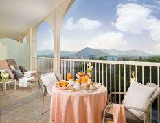 Frühstückstisch am Balkon eines Doppelzimmers im Grand Hotel Trieste und Victoria