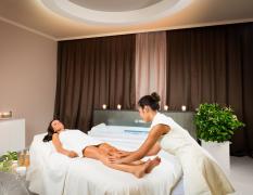 Eine Dame bei einer Massage im Grand Hotel Trieste und Victoria