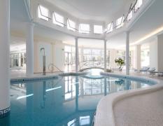 Innenpool mit viel Licht im Hotel la Residence