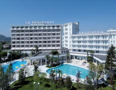 Aussenansciht des Hotels la Residence mit Pools im Vordergrund