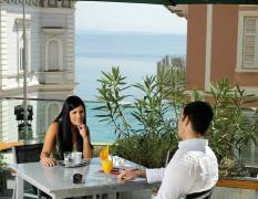 Zwei Gäste genießen ein Getränk im Hotel Astoria Opatija