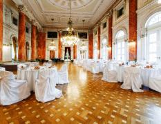 Kristallsaal mit festlich gedeckten Tischen im Grand Hotel Rogaška