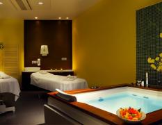Behandlungszimmer mit Whirlpool und Massageliegen im Thermana Park Lasko