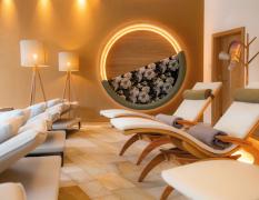 Ruheraum im Hotel Retter mit Liegen und Lichteffekten